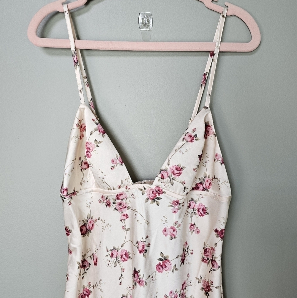 WeWoreWhat Vintage Roses V Front Midi Dress, Antique White Multi, Size 0 - Picture 7 of 15